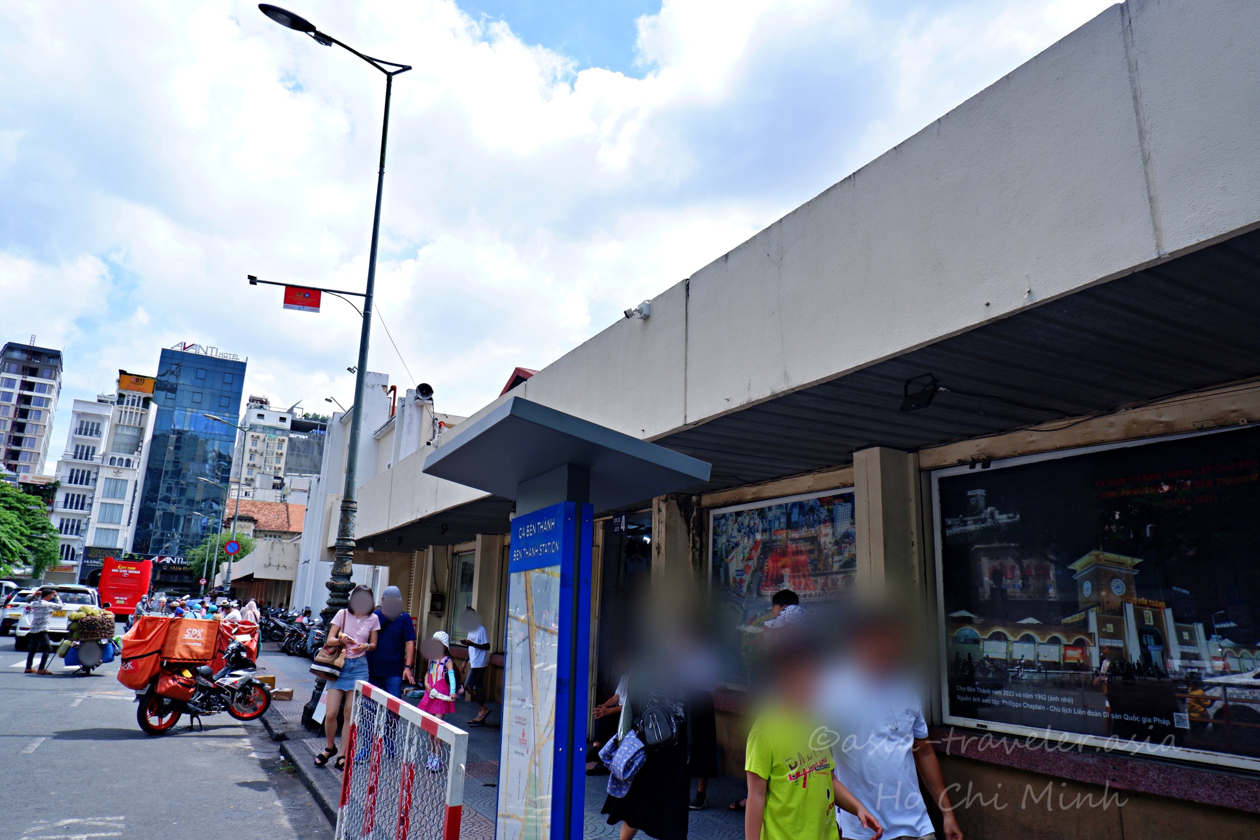 ベンタイン駅前のバス停と賑わう街並み